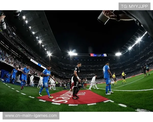 欧足联调查皇马球迷投掷杂物事件，伯纳乌或遭处罚